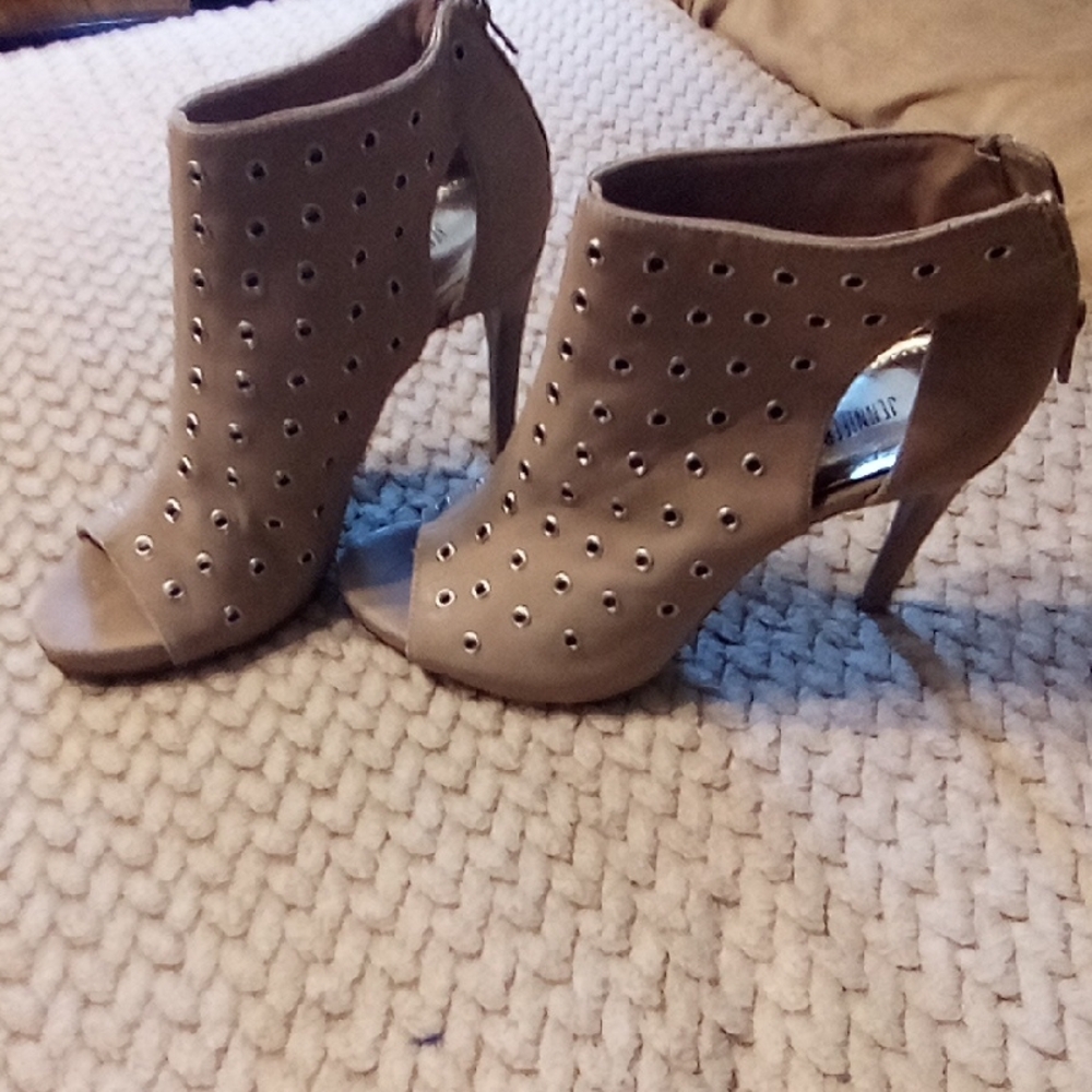 Jennifer Lopez Tan Heeled Boots with Studs